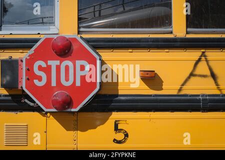 Detail der leuchtend roten Stop-Zeichen auf gelben Schulbus Stockfoto