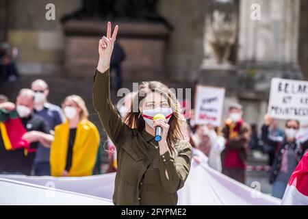 München, Bayern, Deutschland. Mai 2021. Zum einjährigen Jahrestag der Verhaftung von Siarhei Tsikhanouski rief seine Frau Sviatlana Tsikhanouskaya, eine exilierte Oppositionsführerin, zu globalen Solidaritätsdemos für die Demokratiebewegung in Belarus auf. Der jüngste Akt dessen, was die Opposition als „Terror“ bezeichnet, durch das Lukaschenko-Regime war die dreiste Verhaftung von Blogger und NextA-Gründer Raman Pratasewitsch durch die Entführung eines Ryanair-Fluges. Die Demonstranten fordern internationale Solidarität mit der Notlage der Demokratiebewegung und warnen vor zunehmenden Gefahren, die nicht nur die Luk mit sich bringt Stockfoto