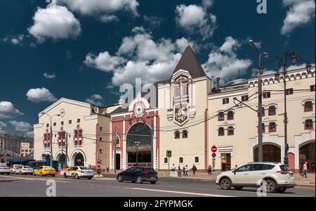 Blick auf einen der Eingänge zum Bahnhof Kasansky von der Noworyzanskaya-Straße, Wahrzeichen: Moskau, Russland - 26. Mai 2021 Stockfoto