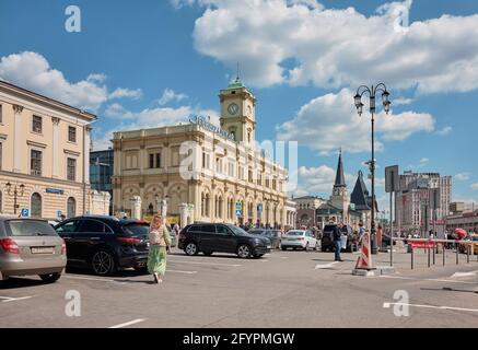 Blick auf den Parkplatz in der Nähe des Gebäudes des Leningradsky Bahnhof von Moskau auf Komsomolskaja-Platz, gegründet im Jahr 1849, ein architektonischer Mon Stockfoto