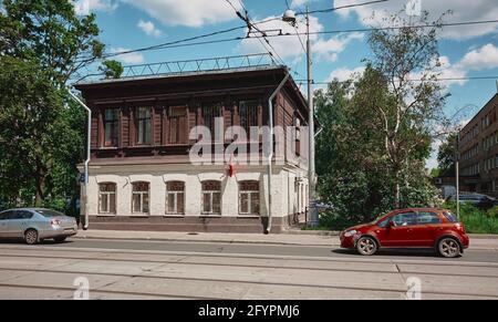 Ansicht eines Wohnhauses in der Kalanchevskaya-Straße, erbaut in den 1830er Jahren: Moskau, Russland - 26. Mai 2021 Stockfoto