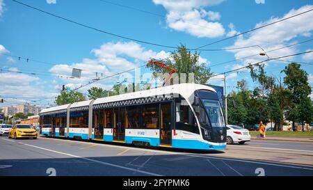 Blick auf die neue russische Straßenbahn, die entlang der Kalanchevskaya-Straße in Moskau fährt: Moskau, Russland - 26. Mai 2021 Stockfoto