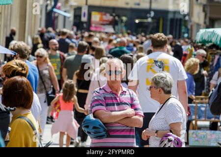 Bath, Somerset, Großbritannien. Mai 2021. Auf den Straßen von Bath werden Menschenmengen von Käufern abgebildet, während die Menschen das Beste aus dem Sonnenschein am Wochenende der Feiertage machten. Quelle: Lynchpics/Alamy Live News Stockfoto