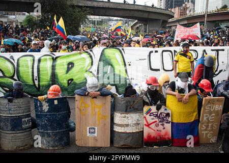 Neuer Tag der Proteste in Bogotá im Rahmen der einmonatigen Gedenkfeier zum Beginn des nationalen Streiks in Kolumbien gegen die Regierung von Ivan Duque am 28. März 2021. Stockfoto