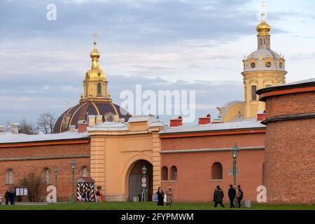 Sankt Petersburg, Russland – 10. Mai 2021: Am Maitag laufen die Menschen in der Nähe der Peter-und-Paul-Festung Stockfoto