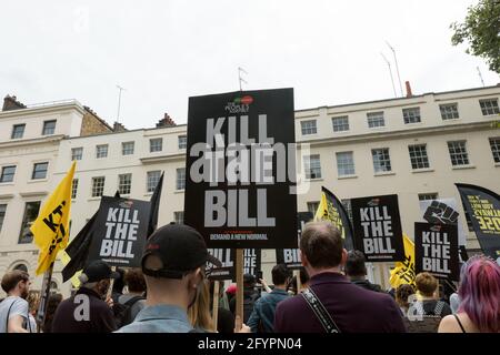 Demonstranten halten Plakate mit der Aufschrift „Kill the Bill“ während der Demonstration vor dem British Museum in London.im März 2021 schlug die britische Regierung das Police and Crime Bill 2021 vor, das vorgibt, die Polizeirechte zu erweitern. Seit ihrer Veröffentlichung stieß sie auf weit verbreitete Skepsis in der Öffentlichkeit und wurde in der Folge Gegenstand von Protesten. Dieser Protest am 29. Mai 2021 wurde von der britischen Zweigstelle von Black Lives Matter angeführt, die speziell gegen den Einsatz von Polizeigewalt als Mittel zur Stummschaltung schwarzer Stimmen kämpfte, als Reaktion auf die jüngsten Tötungen schwarzer Menschen durch die Polizei. Der marsch begann bei R