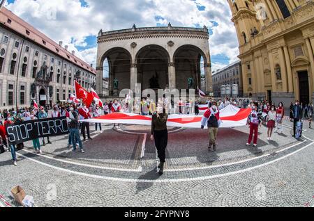 München, Bayern, Deutschland. Mai 2021. Zum einjährigen Jahrestag der Verhaftung von Siarhei Tsikhanouski rief seine Frau Sviatlana Tsikhanouskaya, eine exilierte Oppositionsführerin, zu globalen Solidaritätsdemos für die Demokratiebewegung in Belarus auf. Der jüngste Akt dessen, was die Opposition als „Terror“ bezeichnet, durch das Lukaschenko-Regime war die dreiste Verhaftung von Blogger und NextA-Gründer Raman Pratasewitsch durch die Entführung eines Ryanair-Fluges. Die Demonstranten fordern internationale Solidarität mit der Notlage der Demokratiebewegung und warnen vor zunehmenden Gefahren, die nicht nur die Luk mit sich bringt Stockfoto