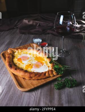 Fladenbrot mit Yam und Käse im Restaurant. Gericht mit Wein und Kräutern Stockfoto