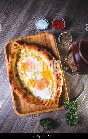 Fladenbrot mit Yam und Käse im Restaurant. Gericht mit Wein und Kräutern Stockfoto