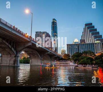 Die Skyline von Austin bei Nacht mit der South Congress Bridge vom Colorado River. Austin, Texas, USA Stockfoto