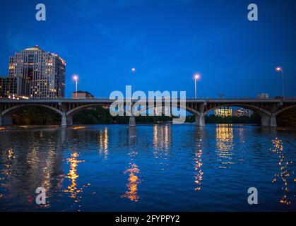 Die Skyline von Austin bei Nacht mit der South Congress Bridge vom Colorado River. Austin, Texas, USA Stockfoto