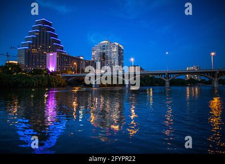 Die Skyline von Austin bei Nacht mit der South Congress Bridge vom Colorado River. Austin, Texas, USA Stockfoto