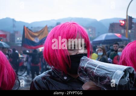 Bogota, Cundinamarca, Kolumbien. Mai 2021. Neuer Tag der Proteste in BogotÃ¡ im Rahmen der einmonatigen Gedenkfeier zum Beginn des nationalen Streiks in Kolumbien gegen die Regierung von Ivan Duque am 28. März 2021. Quelle: Daniel Romero/LongVisual/ZUMA Wire/Alamy Live News Stockfoto