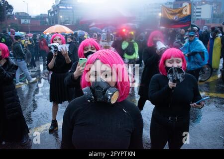 Bogota, Cundinamarca, Kolumbien. Mai 2021. Neuer Tag der Proteste in BogotÃ¡ im Rahmen der einmonatigen Gedenkfeier zum Beginn des nationalen Streiks in Kolumbien gegen die Regierung von Ivan Duque am 28. März 2021. Quelle: Daniel Romero/LongVisual/ZUMA Wire/Alamy Live News Stockfoto