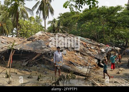 29. Mai 2021, Kutubdia Island, Cox's Bazar, Chittagong: Aufgrund der Wirkung des Zyklons YaaS ist in der Kutubdia über dem Damm Wasser geflossen, was dazu führte, dass etwa 6 Dörfer von den Gezeitengewässern der Bucht von Bengalen im Bezirk überschwemmt wurden. Außerdem wurden die Dämme und das ein-Megawatt-Windkraftwerk in Kutubdia Upazila im Bazar-Distrikt von Cox beschädigt. Insgesamt 25 Dörfer in den verschiedenen Gewerkschaften der Insel Kutubdia sind völlig beschädigt. Dies geschah aufgrund des Zyklons und der Flutwelle. Die Häuser hier sind stark beschädigt worden. Starke Gezeiten haben den Damm der Insel durchbrochen Stockfoto