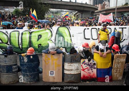 Bogota, Cundinamarca, Kolumbien. Mai 2021. Neuer Tag der Proteste in BogotÃ¡ im Rahmen der einmonatigen Gedenkfeier zum Beginn des nationalen Streiks in Kolumbien gegen die Regierung von Ivan Duque am 28. März 2021. Quelle: Daniel Romero/LongVisual/ZUMA Wire/Alamy Live News Stockfoto