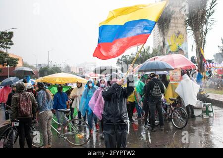 Bogota, Cundinamarca, Kolumbien. 28. Mai 2021. Im Rahmen des einmonatigen Gedenkens an den Beginn des nationalen Streiks in Kolumbien gegen die Regierung von Ivan Duque am 28. März 2021 schwenkt der Protestler an einem neuen Protesttag in BogotÃ¡ die Flagge kolumbiens. Quelle: Daniel Romero/LongVisual/ZUMA Wire/Alamy Live News Stockfoto