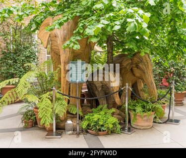 Lebensgroße asiatische Elefanten aus Bambus in der Nähe eines Restaurants in Covent Garden im Rahmen der Koexistenzkampagne. London - 29. Mai 2021 Stockfoto