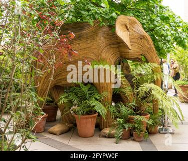 Lebensgroße asiatische Elefanten aus Bambus in der Nähe eines Restaurants in Covent Garden im Rahmen der Koexistenzkampagne. London - 29. Mai 2021 Stockfoto