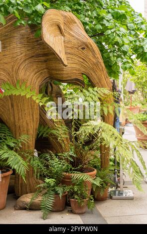 Lebensgroße asiatische Elefanten aus Bambus in der Nähe eines Restaurants in Covent Garden im Rahmen der Koexistenzkampagne. London - 29. Mai 2021 Stockfoto