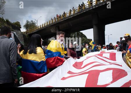 Bogota, Cundinamarca, Kolumbien. Mai 2021. Neuer Tag der Proteste in BogotÃ¡ im Rahmen der einmonatigen Gedenkfeier zum Beginn des nationalen Streiks in Kolumbien gegen die Regierung von Ivan Duque am 28. März 2021. Quelle: Daniel Romero/LongVisual/ZUMA Wire/Alamy Live News Stockfoto