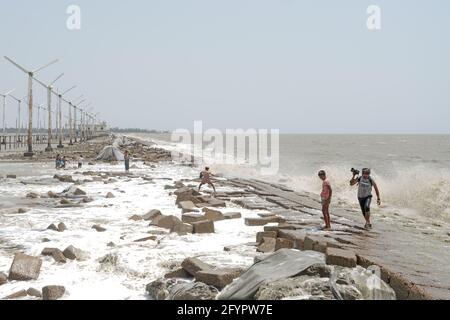 29. Mai 2021, Kutubdia, Cox's Bazar, Bangladesch: Aufgrund der Auswirkungen des Wirbelsturms YaaS ist in den Kutubdia über dem Damm Wasser geflossen, was dazu führte, dass etwa 6 Dörfer von den Gezeitengewässern der Bucht von Bengalen in dem Bezirk überschwemmt wurden. Außerdem wurden die Dämme und das ein-Megawatt-Windkraftwerk in Kutubdia Upazila im Bazar-Distrikt von Cox beschädigt. Insgesamt 25 Dörfer in den verschiedenen Gewerkschaften der Insel Kutubdia sind völlig beschädigt. Dies geschah aufgrund des Zyklons und der Flutwelle. Die Häuser hier sind stark beschädigt worden. Starke Gezeiten sind durch den Damm der Insel gebrochen. T Stockfoto