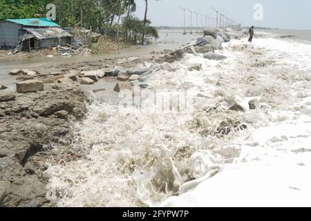 29. Mai 2021, Kutubdia Island, Cox's Bazar, Bangladesch: Aufgrund der Auswirkungen des Wirbelsturms YaaS ist in der Kutubdia über dem Damm Wasser geflossen, was dazu führte, dass etwa 6 Dörfer von den Gezeitengewässern der Bucht von Bengalen in dem Bezirk überschwemmt wurden. Außerdem wurden die Dämme und das ein-Megawatt-Windkraftwerk in Kutubdia Upazila im Bazar-Distrikt von Cox beschädigt. Insgesamt 25 Dörfer in den verschiedenen Gewerkschaften der Insel Kutubdia sind völlig beschädigt. Dies geschah aufgrund des Zyklons und der Flutwelle. Die Häuser hier sind stark beschädigt worden. Starke Gezeiten haben die Insel durchbrochen Stockfoto