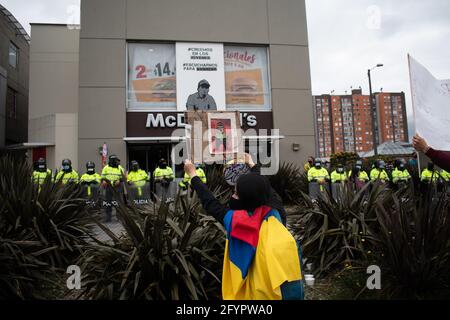 Bogota, Cundinamarca, Kolumbien. Mai 2021. Neuer Tag der Proteste in BogotÃ¡ im Rahmen der einmonatigen Gedenkfeier zum Beginn des nationalen Streiks in Kolumbien gegen die Regierung von Ivan Duque am 28. März 2021. Quelle: Daniel Romero/LongVisual/ZUMA Wire/Alamy Live News Stockfoto