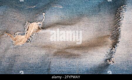 Gewaschenes Denim. Blaue Jeans aus nächster Nähe. Leaky stylische Jeans. Stockfoto