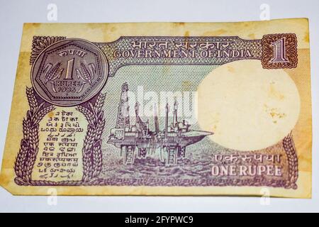 Seltene alte indische eine Rupie-Währungsnote auf weißem Hintergrund, Regierung von Indien eine Rupie alte Banknote indische Währung, alte indische Währungsnote auf t Stockfoto