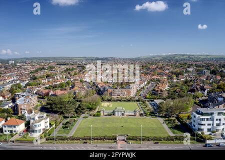 Worthing Marine Gardens und Winchelsea Garden an der Strandpromenade von West Worthing in West Sussex. Luftaufnahme. Stockfoto