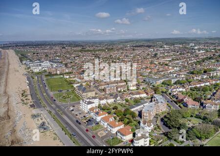 Strandpromenade West Worthing und West Parade Road in Richtung Goring by Sea. Luftaufnahme. Stockfoto