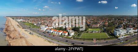 West Worthing und Marine Gardens an der Küste von West Sussex England. Luftpanorama. Stockfoto