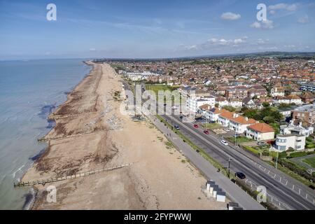 Die Strandpromenade West Worthing und die West Parade Road, die am Strand entlang in Richtung Goring by Sea führt. Luftaufnahme. Stockfoto