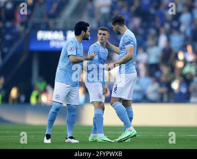 Porto, Portugal, 29. Mai 2021. Ilkay Gundogan und Ruben Dias instruieren Phil Foden von Manchester City während des UEFA Champions League-Spiels im Estadio do Dragao, Porto. Bildnachweis sollte lauten: David Klein / Sportimage Stockfoto