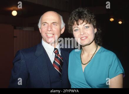 **DATEI FOTO** Gavin MacLeod ist am 90 gestorben. Gavin MacLeod und Freund Mai 1983 Quelle: Ralph Dominguez/MediaPunch Stockfoto