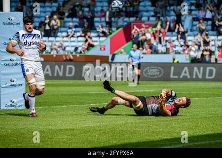 LONDON, GROSSBRITANNIEN. 29. Mai 2021. Stephan Lewies von Harlequins (Capt.) trifft einen Versuch während der Gallagher Premiership Rugby Runde 20 Spiel zwischen Harlequins vs Bath Rugby im Twickhenham Stoop Stadium am Samstag, 29. Mai 2021. LONDON, ENGLAND. Kredit: Taka G Wu/Alamy Live Nachrichten Stockfoto