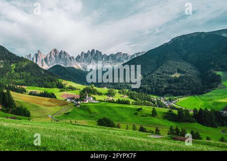 Panoramablick auf die Kirche St. Magdalena in den Dolomiten, Italien. Stockfoto