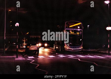 Bus in Whitley Bay, England durch Infrarotlicht mit falscher Farbe Stockfoto