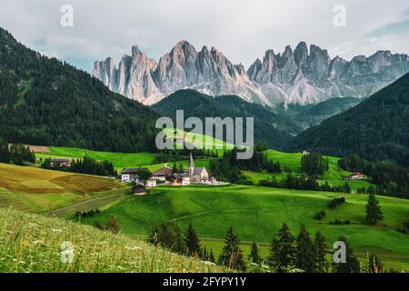 Panoramablick auf die Kirche St. Magdalena in den Dolomiten, Italien. Stockfoto