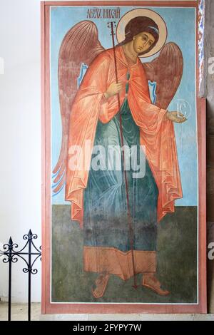 SERGIJEW POSAD, RUSSLAND - 19.05.2021: Die Dormitionskirche Trinity Lavra des Hl. Sergius. Wände mit Fresken, die Heilige und Ikonostase mit Anci darstellen Stockfoto