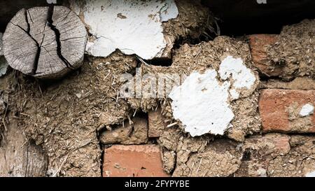 Holzbalken in der alten Wand. Texturwand aus Lehm und Stroh. Uralter Hintergrund. Stockfoto