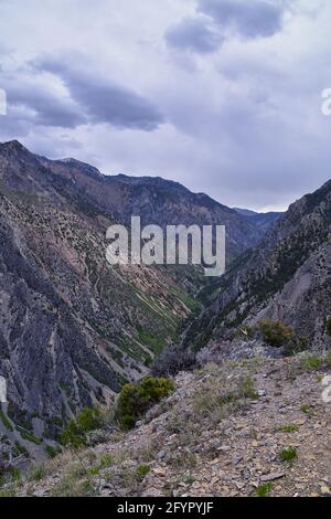 Blick auf den Naturwanderweg Mount Mahagoni, die Ausläufer des Mt. Timpanogos, die Wasatch Front Rocky Mountains, von Orem und Provo, Utah. Usa. Stockfoto