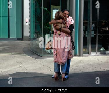 London (UK), 29. Mai 2021: Riesige Menschen auf der Straße Canary Wharf.ab dem 17. Mai wurden in England erneut Schläger zugelassen, nachdem sich die Sperrbeschränkungen allmählich lockert hatten. Stockfoto