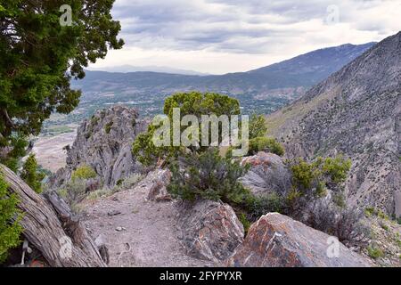 Blick auf den Naturwanderweg Mount Mahagoni, die Ausläufer des Mt. Timpanogos, die Wasatch Front Rocky Mountains, von Orem und Provo, Utah. Usa. Stockfoto