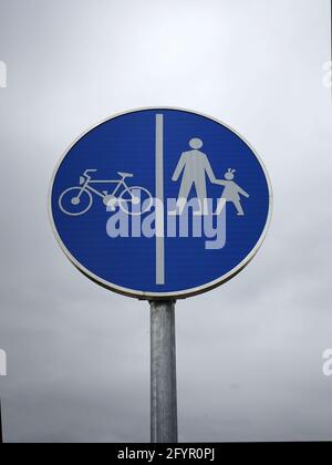 Blaues Verkehrszeichen der Fahrrad- und Fußgänger-Verkehrsstraße Stockfoto