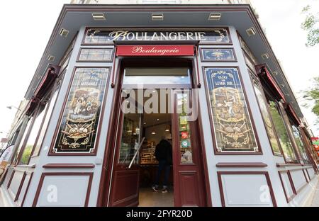 Die alte Bäckerei und Konditorei befindet sich im 10. Bezirk von Paris in der berühmten Parmentier Avenue. Stockfoto