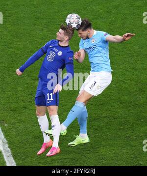 Chelsea's Timo Werner (links) und Ruben Dias von Manchester City kämpfen während des UEFA Champions League-Finalspieles im Estadio do Dragao in Porto, Portugal, um den Ball. Bilddatum: Samstag, 29. Mai 2021. Stockfoto