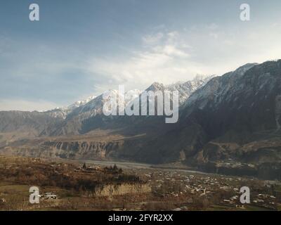 Schneebedeckte Berge des Chitral Valley im Hindu Kush, Provinz Khyber Pashtunkwa, Nordpakistan, Winter Stockfoto