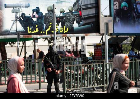 Gaza, Palästina. Mai 2021. Anhänger der Saraya al-Quds Brigaden, des bewaffneten Flügels der Bewegung des Islamischen Dschihad in Palästina, kommen während der Parade auf den Straßen von Gaza City an Kämpfern vorbei. Kredit: SOPA Images Limited/Alamy Live Nachrichten Stockfoto